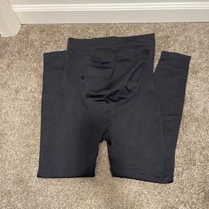 Blanqi Large everyday maternity leggings.